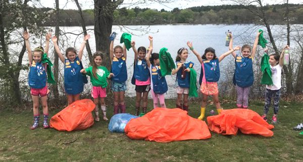 Westwood Daisy Troop 62375 cleans pond