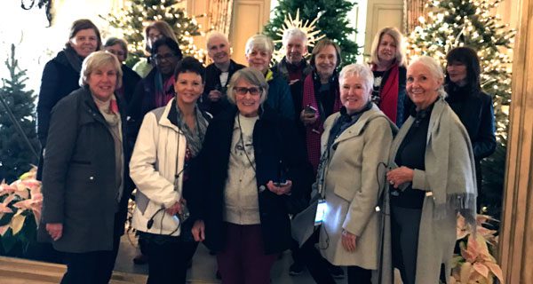 Postcomers tour mansions of Newport