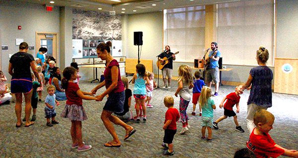 Kids dance to Rolie Polie Guacamole