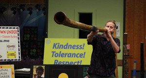 The key to playing the didgeridoo is to breath in through the nose while simultaneously exhaling through the mouth, making sure to keep one’s lips pressed together.