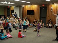 Kids learn Spanish with music