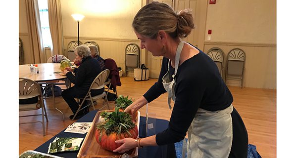 Sherbornites make pumpkin centerpieces