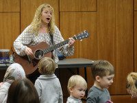 Kids sing with Sarah at library