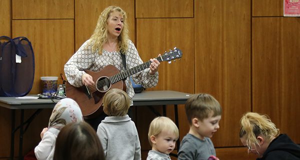 Kids sing with Sarah at library