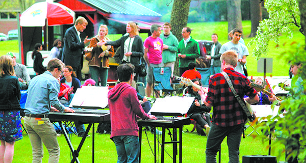 DSHS plays cool jazz outside library