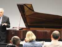 Pianist Rudnytsky educates, entertains Wellesley
