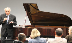 Pianist Rudnytsky educates, entertains Wellesley