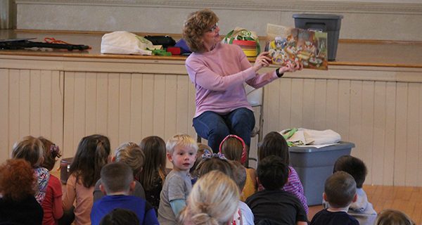 Hudgins entertains kids with Thanksgiving concert