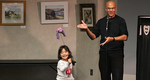 Pumpernickel Puppets visit the library
