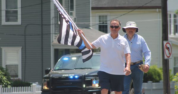 Walpole gathers in support of police