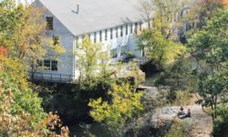 Foliage brings crowds to Echo Bridge