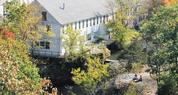 Foliage brings crowds to Echo Bridge