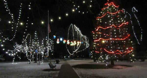 Holiday Stroll brightens Medfield, despite pandemic