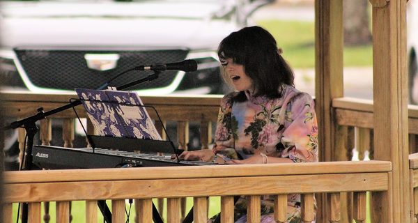 Concert raises funds for performing arts