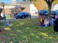 Kurt Jackson spins yarns at library