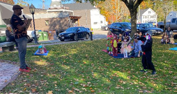 Kurt Jackson spins yarns at library