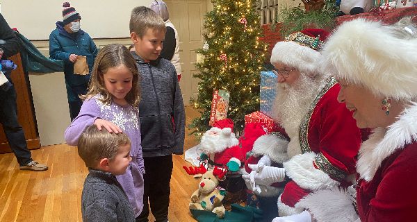 <strong>Holly Berry Fair decks the halls </strong>