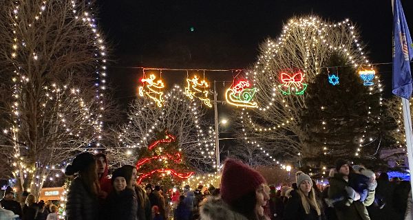 <strong>Medfielders throng annual Holiday Stroll </strong>