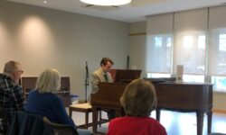 Seniors savor soothing piano tunes