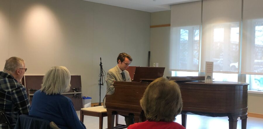 Seniors savor soothing piano tunes