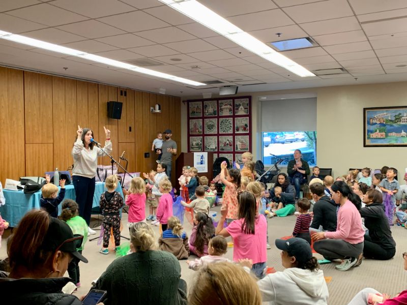 Preschoolers enjoy Peasley performance