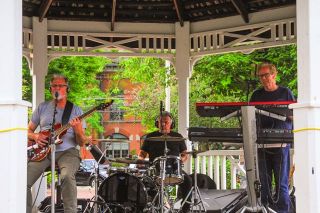 Back Pages wow MEMO crowd