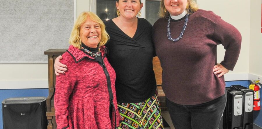 Mil Milagros vists Epiphany Parish